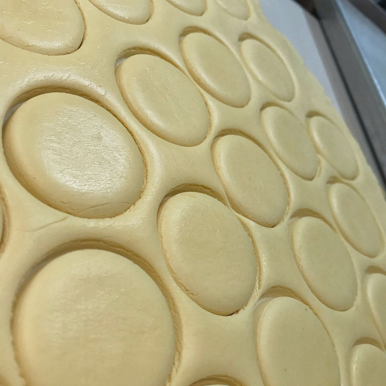 Círculos de masa cortados uno por uno
